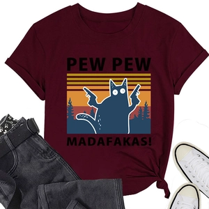 Détail du t-shirt bordeaux avec imprimé chat humoristique et texte Pew Pew Madafakas