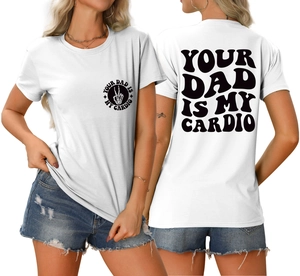 Détails avant et arrière du T-shirt blanc avec imprimé 'YOUR DAD IS MY CARDIO' et logo