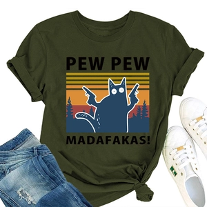Mise à plat du t-shirt chat vert foncé Pew Pew Madafakas avec jean et baskets
