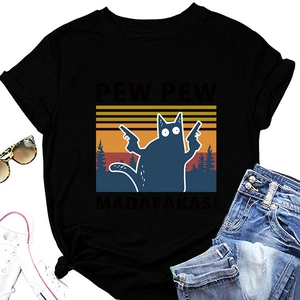 Détail du t-shirt noir en coton avec graphique de chat rétro et imprimé Pew Pew Madafakas