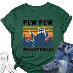 T-shirt vert foncé Pew Pew Madafakas avec chat, présenté avec jean et baskets blanches