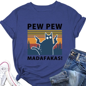 Détail du t-shirt bleu marine avec chat de dessin animé et motif de coucher de soleil