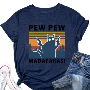 Mise à plat de t-shirt en coton bleu marine avec motif chat rétro et jean bleu délavé