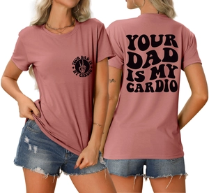 Vue recto-verso du t-shirt rose 'YOUR DAD IS MY CARDIO' avec short en jean bleu