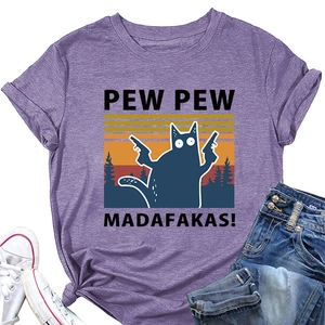 Détail du t-shirt violet avec motif chat, assorti avec un jean et des baskets
