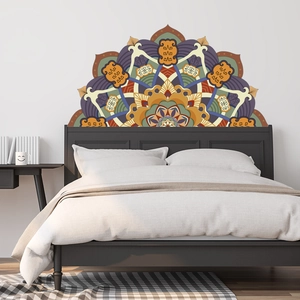 Vue détaillée du sticker mural mandala lotus bohème aux couleurs vives au-dessus du lit