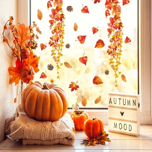 Herbstliche Ahornblatt-Ranke Dekoration mit Beeren und Zapfen für die Fensterbank