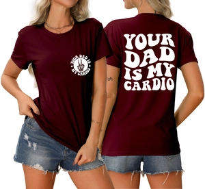 Vue avant et arrière du t-shirt bordeaux avec le slogan imprimé Your Dad Is My Cardio