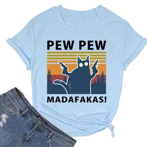 Détail d'un t-shirt bleu clair avec motif de chat vintage et texte Pew Pew Madafakas