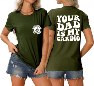 Vues avant et arrière du t-shirt vert foncé avec texte Your Dad Is My Cardio blanc