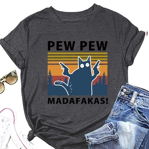 Détail de l'imprimé chat humoristique sur t-shirt gris chiné avec rayures rétro