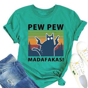 Détail d'un t-shirt en coton vert avec motif rétro de chat et imprimé Pew Pew Madafakas