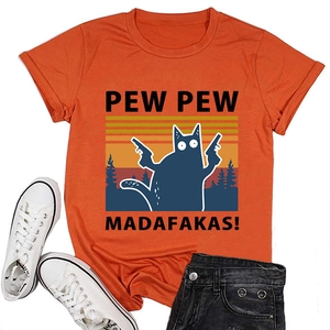 Détail d'un t-shirt orange avec graphique de chat et texte Pew Pew Madafakas