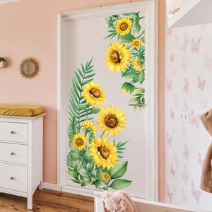 Aquarell-Sonnenblumen-Wandtattoo an einer weißen Tür in einem modernen Wohnzimmer