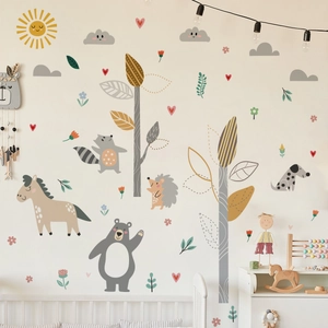 Detail van DIY muurstickers met bosdieren, beren en bomen in Morandi-kleuren
