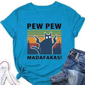 Vue à plat d'un T-shirt bleu avec un chat amusant au coucher du soleil et accessoires