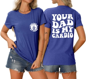 Vue détaillée avant et arrière du t-shirt bleu avec imprimé blanc YOUR DAD IS MY CARDIO