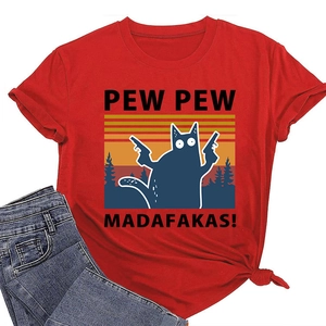 Détail d'un t-shirt rouge en coton avec chat de dessin animé et imprimé soleil couchant