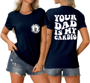 Vue détaillée avant et arrière du t-shirt en coton bleu marine avec imprimé graphique