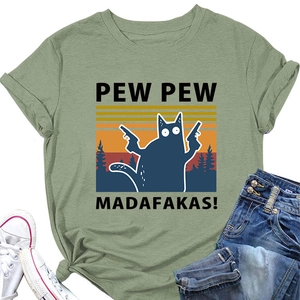 Mise à plat de t-shirt olive chat avec imprimé rétro Pew Pew Madafakas et jean bleu