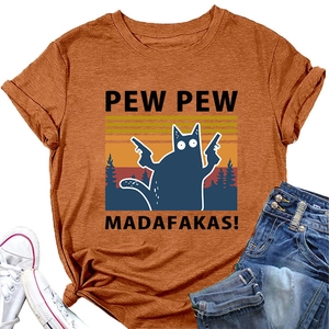 Détail du t-shirt caramel avec imprimé chat et texte humoristique Pew Pew Madafakas