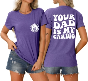 Vue détaillée avant et arrière du t-shirt violet YOUR DAD IS MY CARDIO avec imprimé