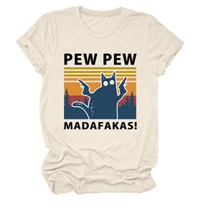 Détail de l'imprimé chat noir Pew Pew Madafakas sur un t-shirt en coton crème