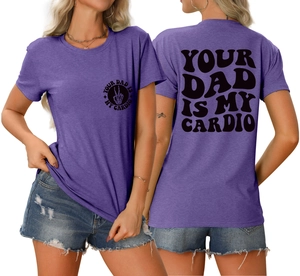 Vue détaillée avant et arrière du t-shirt violet avec lettrage graphique imprimé