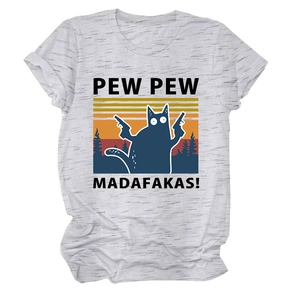 Détail du t-shirt gris chiné avec motif de chat, pistolets et imprimé soleil rétro