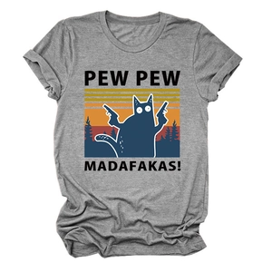 Détail de l'imprimé chat Pew Pew Madafakas sur t-shirt gris avec soleil couchant rétro
