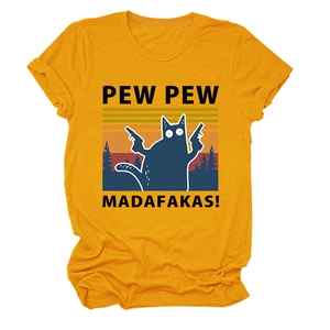 Détail d'un T-shirt en coton jaune avec imprimé graphique de chat rétro