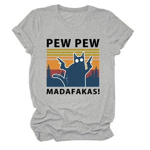 Détail d'un t-shirt gris en coton avec chat amusant et motif de pistolets