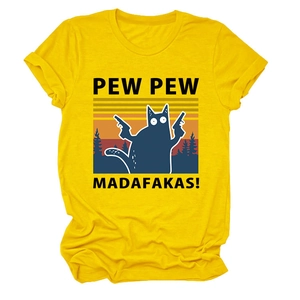 Détail d'un t-shirt en coton jaune avec imprimé chat de dessin animé et soleil