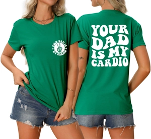 Détail du t-shirt en coton vert avec imprimé blanc Your Dad Is My Cardio au dos