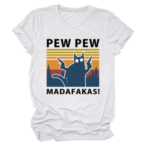 T-shirt en coton blanc avec chat de dessin animé tenant des pistolets et soleil rétro