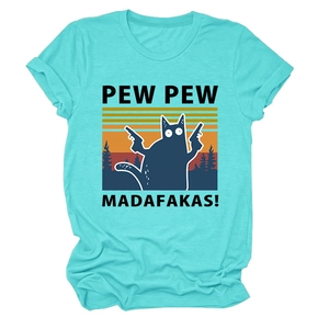 Détail du t-shirt en coton bleu sarcelle avec chat rétro et slogan humoristique