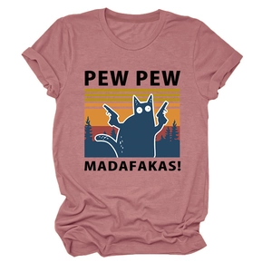 Détail du t-shirt en coton rose poudré avec imprimé graphique de chat et texte