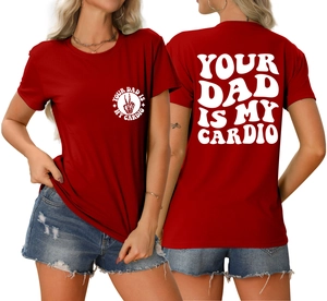 Détail du t-shirt rouge en coton avec imprimé blanc Your Dad Is My Cardio devant