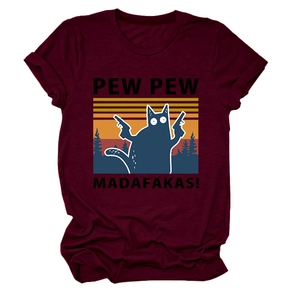 Détail du t-shirt bordeaux avec un chat humoristique sur fond de coucher de soleil rétro