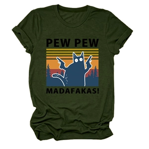 Détail d'un t-shirt vert armée avec motif chat dessin animé et texte Pew Pew Madafakas