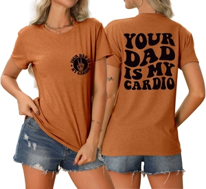 Détails avant et arrière du t-shirt en coton rouille avec texte Your Dad Is My Cardio