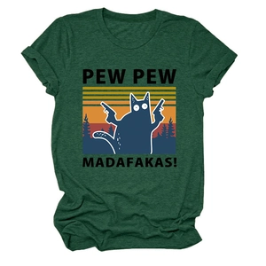 Détail de l'imprimé chat Pew Pew Madafakas sur t-shirt vert foncé avec motif coucher soleil