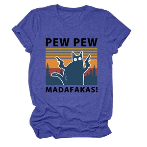 Détail de l'imprimé chat Pew Pew Madafakas sur t-shirt bleu chiné avec soleil rétro