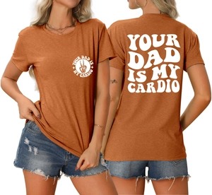 Détails avant et arrière du t-shirt orange avec imprimé Your Dad Is My Cardio