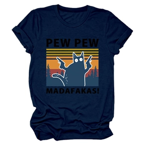 Détail du t-shirt bleu marine avec imprimé chat de dessin animé Pew Pew Madafakas