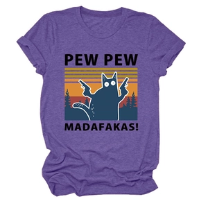 Détail de l'imprimé chat Pew Pew Madafakas sur un t-shirt en coton violet