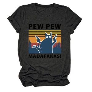 Détail de l'imprimé chat avec pistolets sur un t-shirt en coton gris foncé chiné