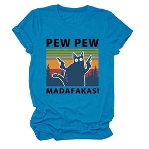 Détail d'un t-shirt bleu en coton avec motif de chat humoristique et lettrage