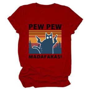 Détail du t-shirt bordeaux avec le graphique du chat Pew Pew Madafakas sur fond blanc