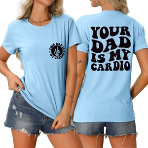 T-shirt bleu clair avec imprimé YOUR DAD IS MY CARDIO sur le dos et la poitrine